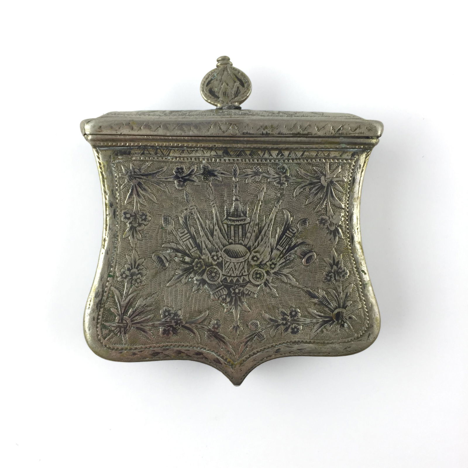 Silver chiseled cartridge case: CartucherÃ­n militar en plata cincelada "hojas, flores y motivos militares" con detalles nielados. Medidas: alto 11.5 cm - ancho 10 cm - profundidad 2.5 cm. PequeÃ±as averÃ­as.