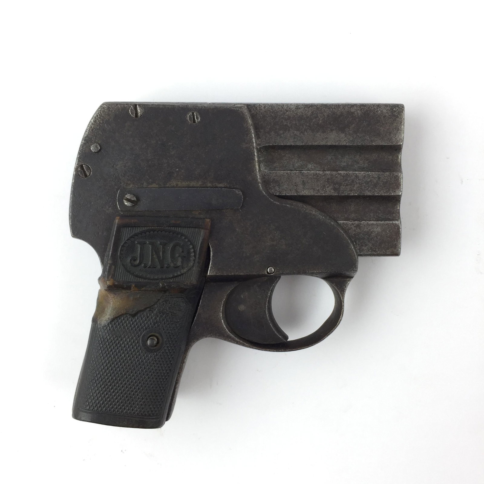 Belgian pistol, caliber 450: Pistola belga de tres caÃ±os superpuestos deslizables hacia arriba. Calibre 450. Cachas en baquelita marrÃ³n, restauradas, con iniciales "J.N.G.".