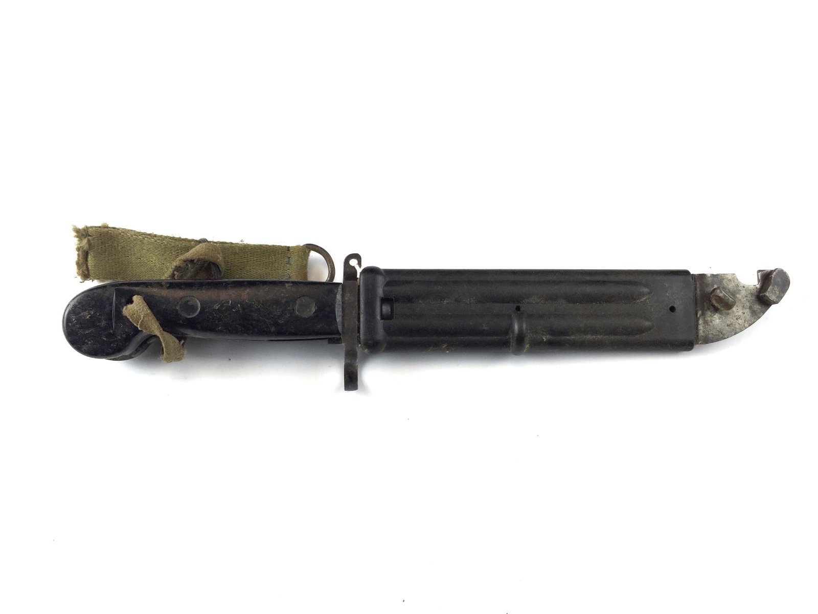 Russian bayonet, for AKM rifle: Bayoneta rusa para fusil AKM. EmpuÃ±adura en baquelita negra. Vaina en metal y baquelita negra, con dispositivo corta alambre. Ã‰poca RDA. Largo total: 27.5 cm.