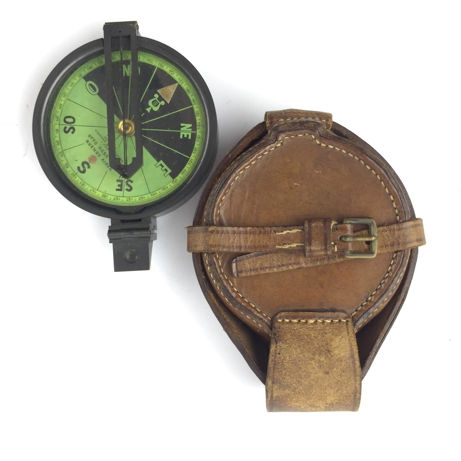 British military compass: CompÃ¡s militar britÃ¡nico. Cuadrante con marca del importador en Buenos Aires, Otto Hess & CÃ­a. En bronce, con estuche en cuero.