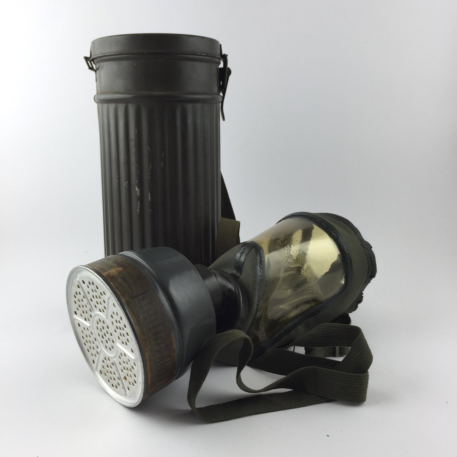 German gas mask: MÃ¡scara antigÃ¡s alemana, con estuche en chapa. Fechada 1935.