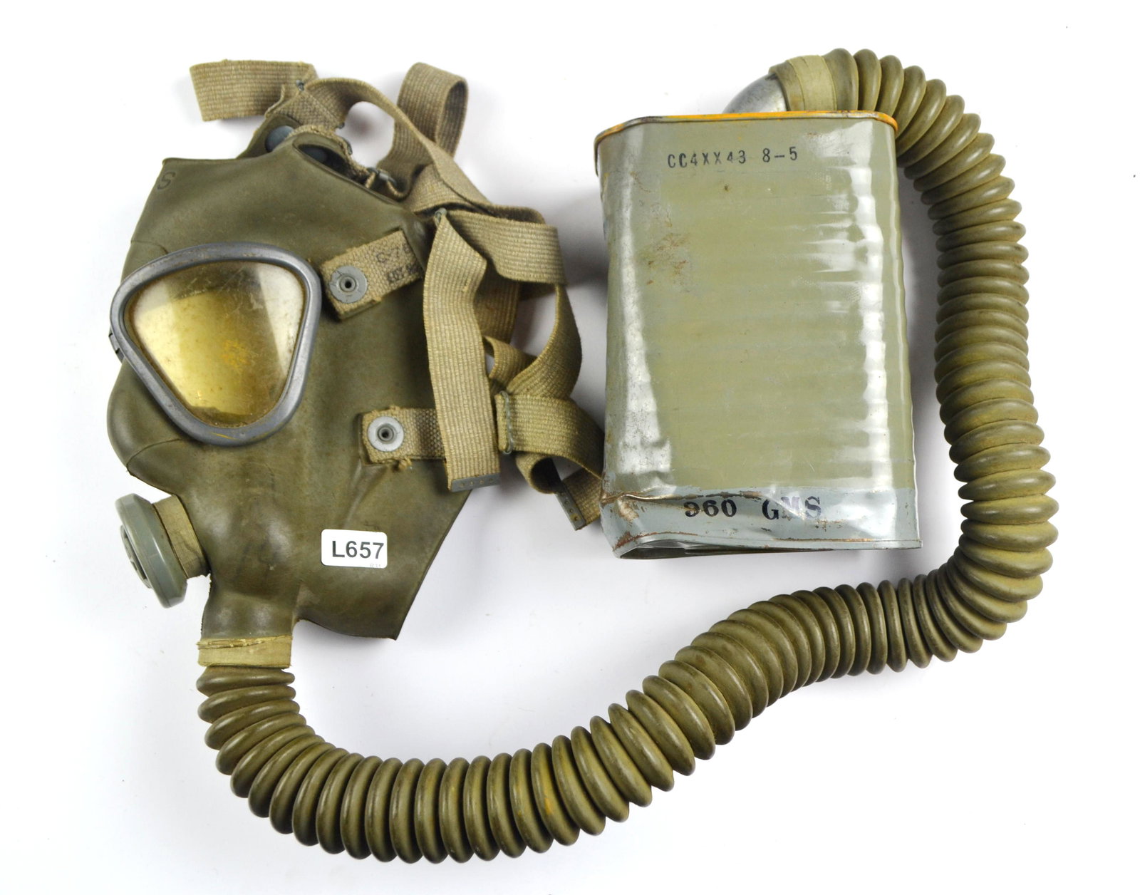 American gas mask: MÃ¡scara antigÃ¡s estadounidense, en goma, con manguera y tanque.
