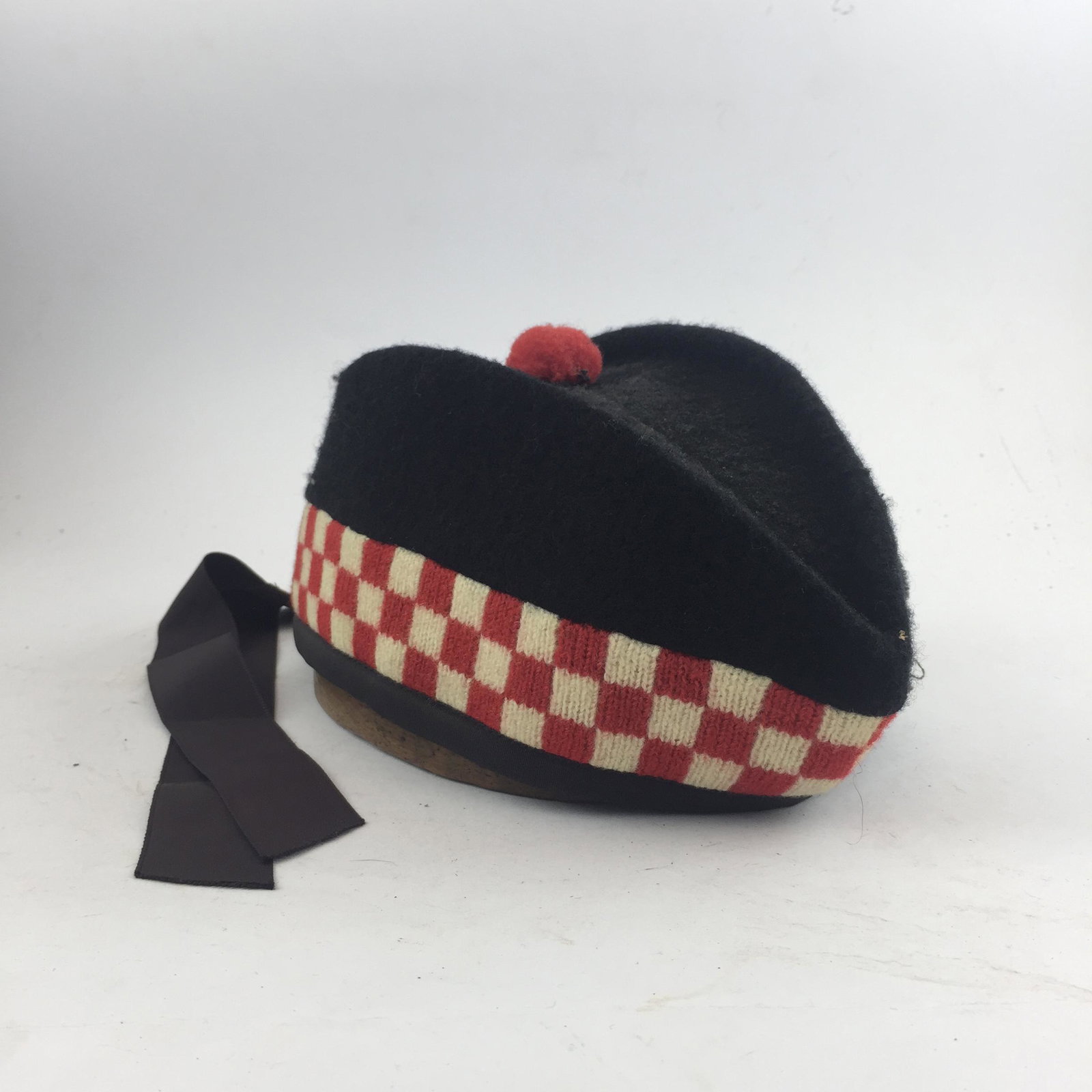 Scottish "Diced Glengarry" style cap: Gorra escocesa tipo "Diced Glengarry", en paÃ±o negro con cuadriculado rojo y blanco en lana. WWII.