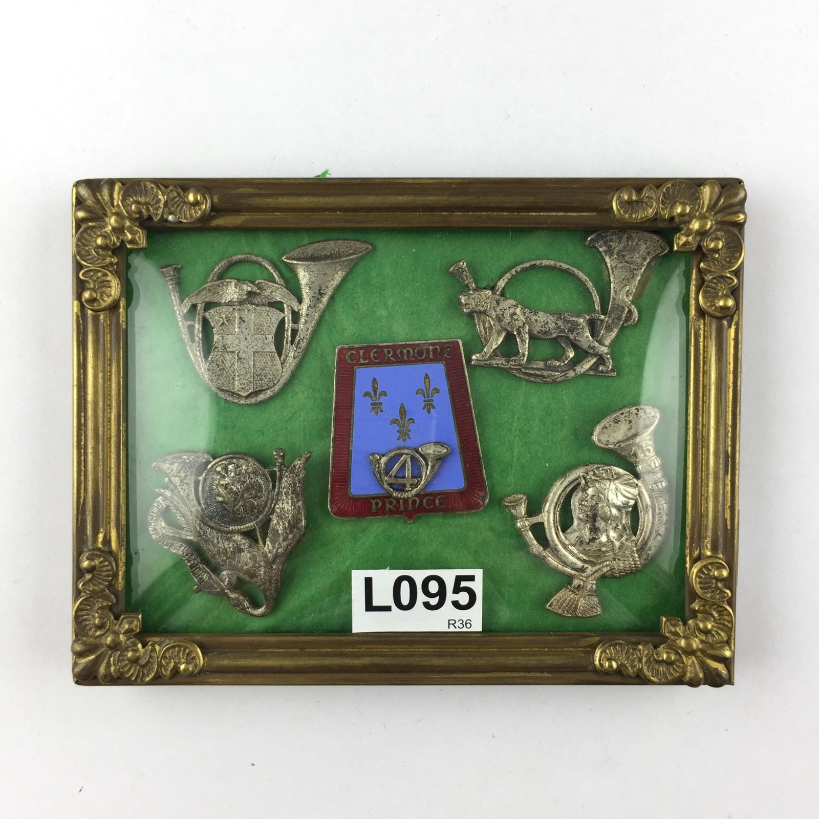 Lot of four military insignia in metal: Lot of four military insignia in metal, and one in metal and enamel, all from different units of the French army._x000D_ _x000D_ Lote de cuatro insignias militares en metal y una en metal y esmalte, p