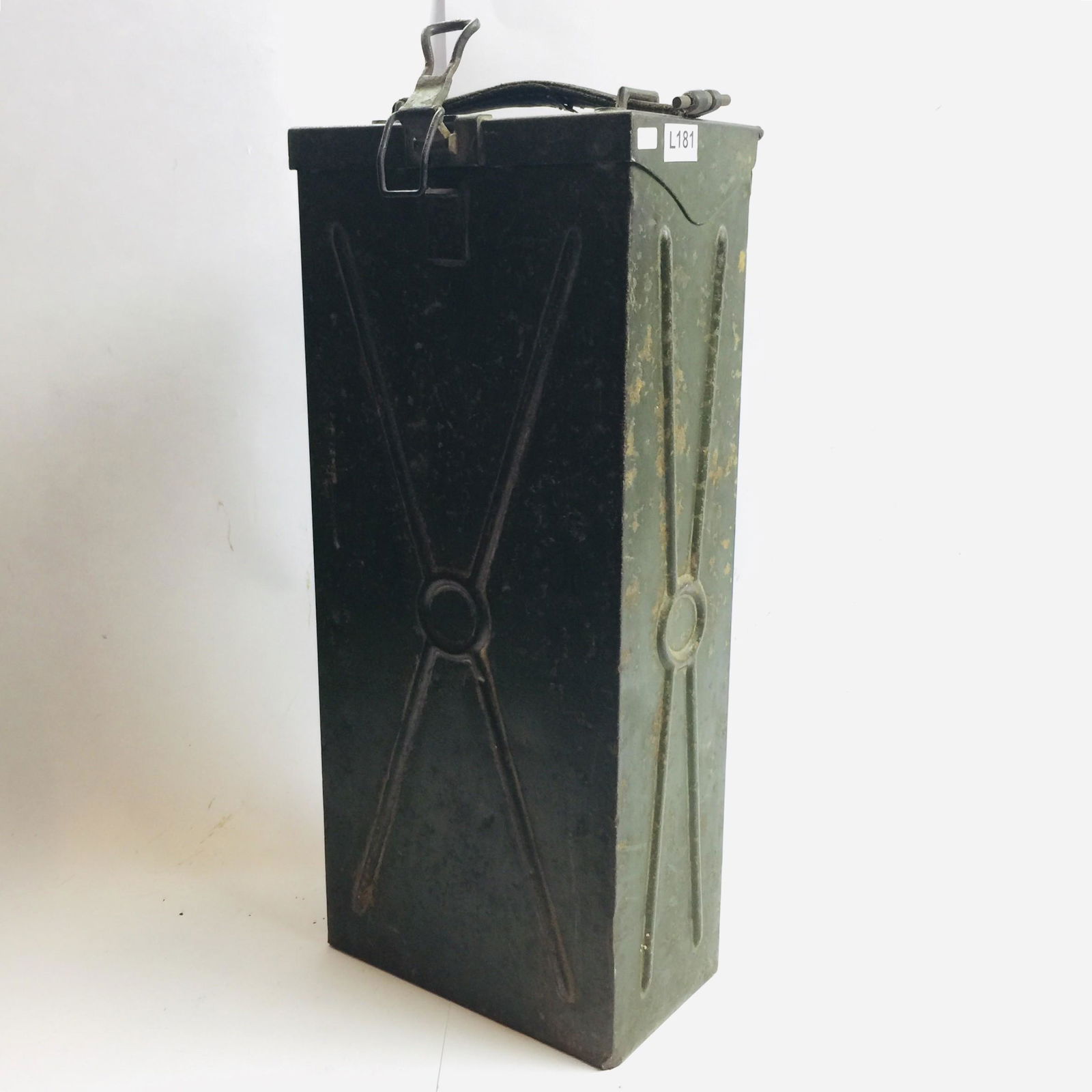 Ammunition carrier for Hotchkiss machine gun: Ammunition box for Hotchkiss machine gun, in green, paint lined with wood. Capacity: six magazines_x000D_ _x000D_ Caja porta peines para ametralladora Hotchkiss en chapa color verde forrada en madera.