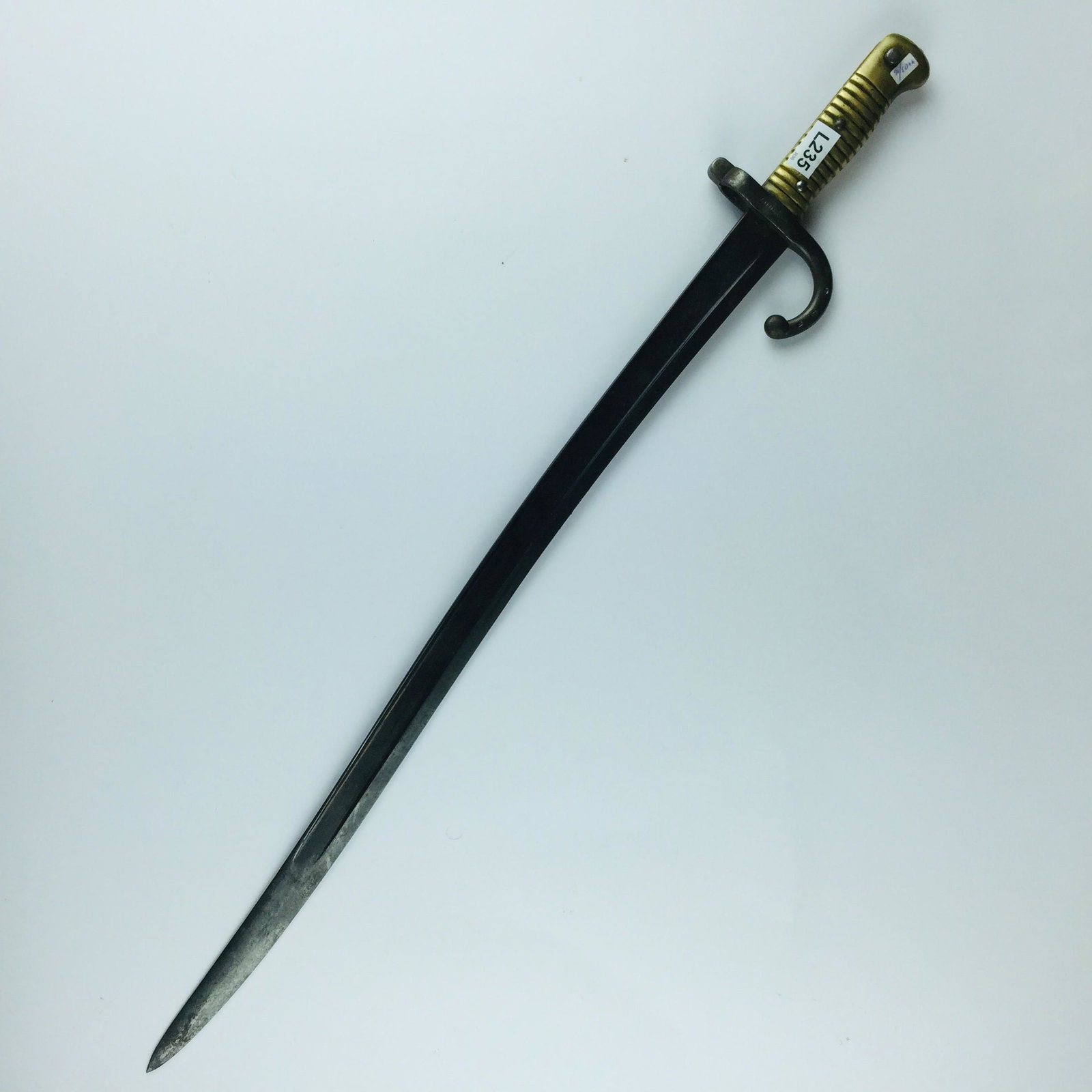 Yataghan bayonet for Chassepot rifle: Yatagan bayonet for Chassepot rifle, bronze grip._x000D_ _x000D_ Bayoneta tipo yatagán para fusil Chassepot. Empuñadura en bronce.