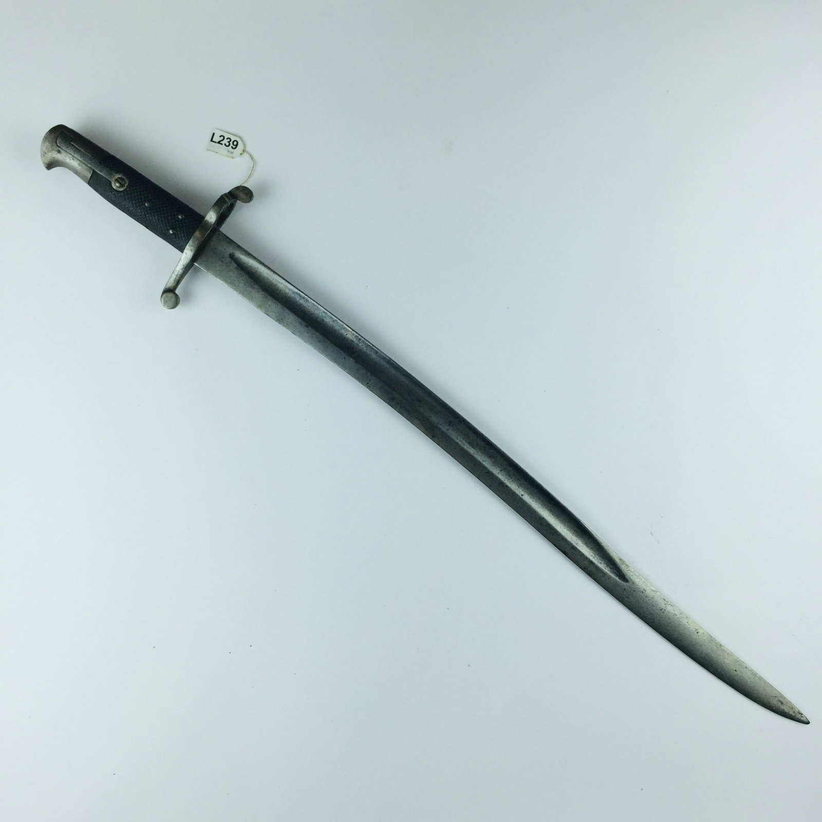 Yataghan bayonet for Enfield rifle: Yataghan bayonet for Enfield rifle. Secrinated leather handles. Total length: 71.3 cm._x000D_ _x000D_ Bayoneta tipo yatagán para fusil Enfield. Cachas en cuero segrinado. Largo total 71.3 cm.