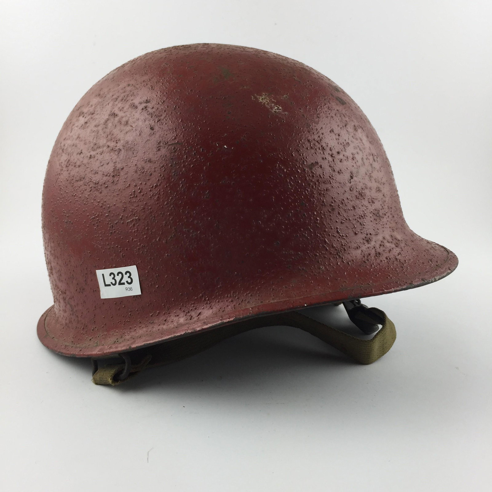 American M1 military helmet: American M1 military helmet, in red painted steel. Liner and complete interior._x000D_ _x000D_ Casco militar estadounidense modelo MI en acero pintado color rojo. Liner e interior completo.