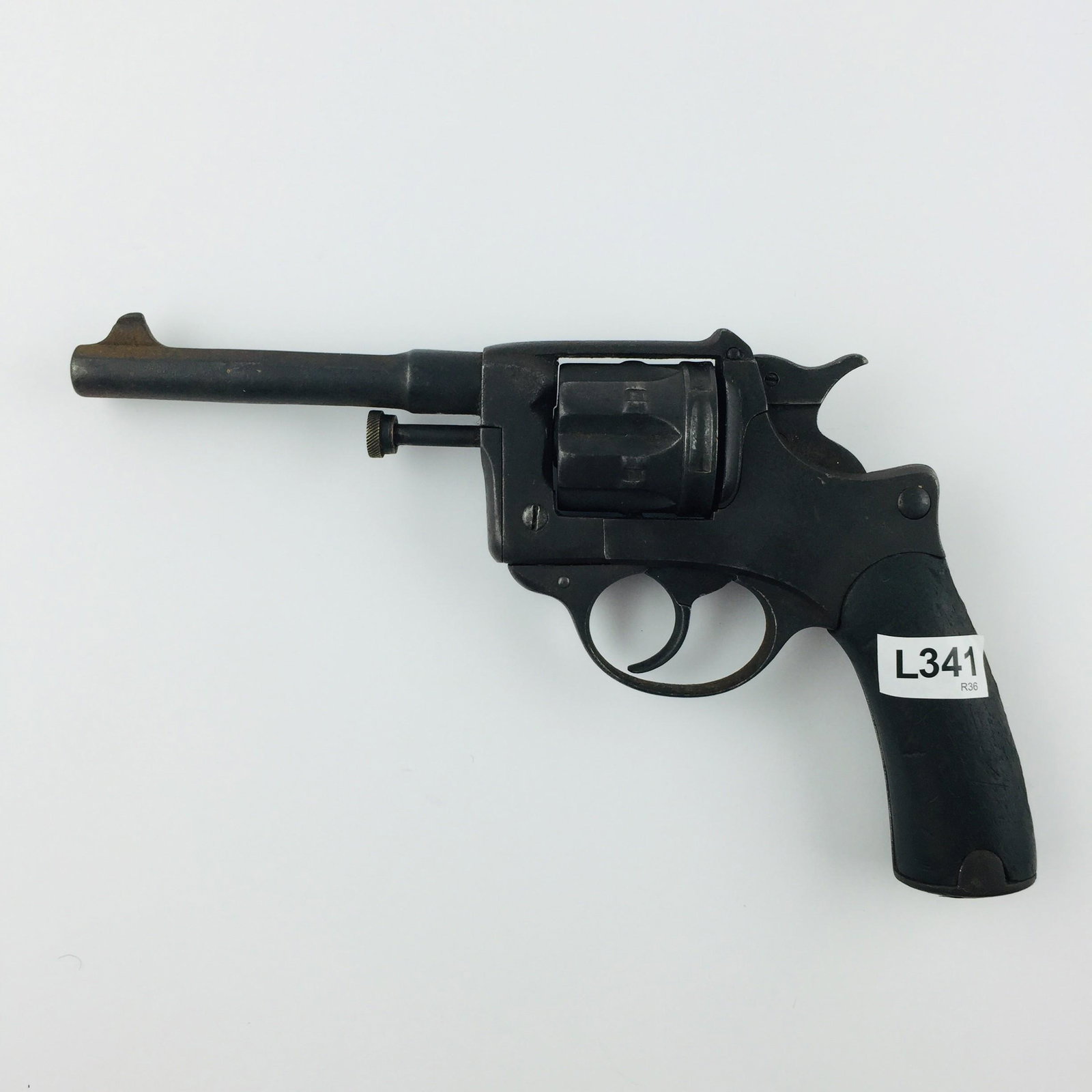 Lebel revolver: Lebel revolver, caliber 8 mm, model 1892, with handle in worn wood._x000D_ _x000D_ PLEASE CONTACT US BEFORE BIDDING ON A FIREARM SO THAT WE CAN ESTABLISH ITS SHIPPING COST. ONLY PACKAGES OF 15 KILOGRA