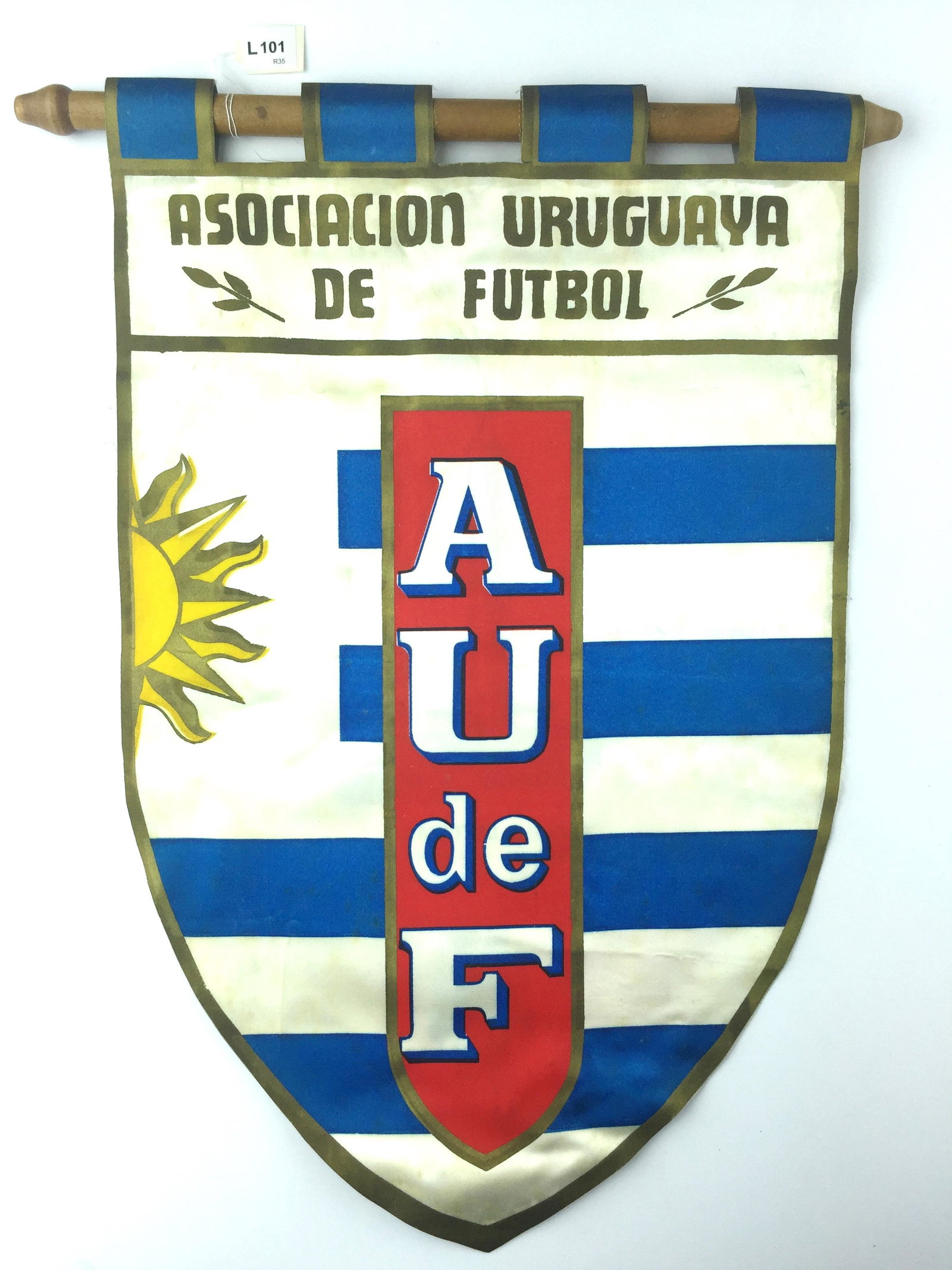 Printed silk flag of the Uruguayan Football Association: Flag of the Uruguayan Football Association in printed silk, with inscription "Glories to Uruguayan football" on the back, in wooden frame. From the end of the sixties.