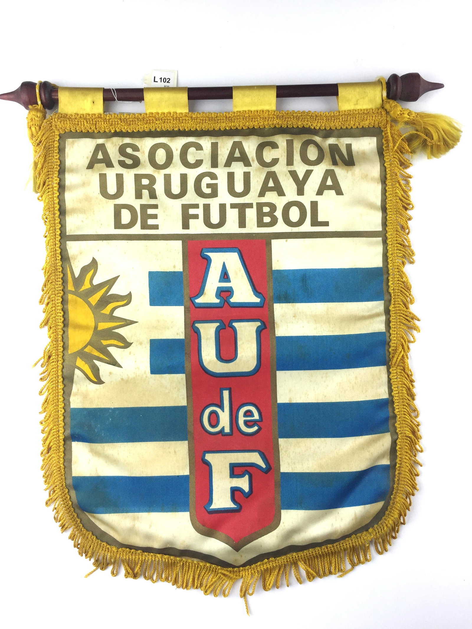 Patterned silk flag of the Uruguayan Football: Flag of the Uruguayan Football Association in patterned silk, with yellow fringes and wooden frame. Manufactured by Flamet.