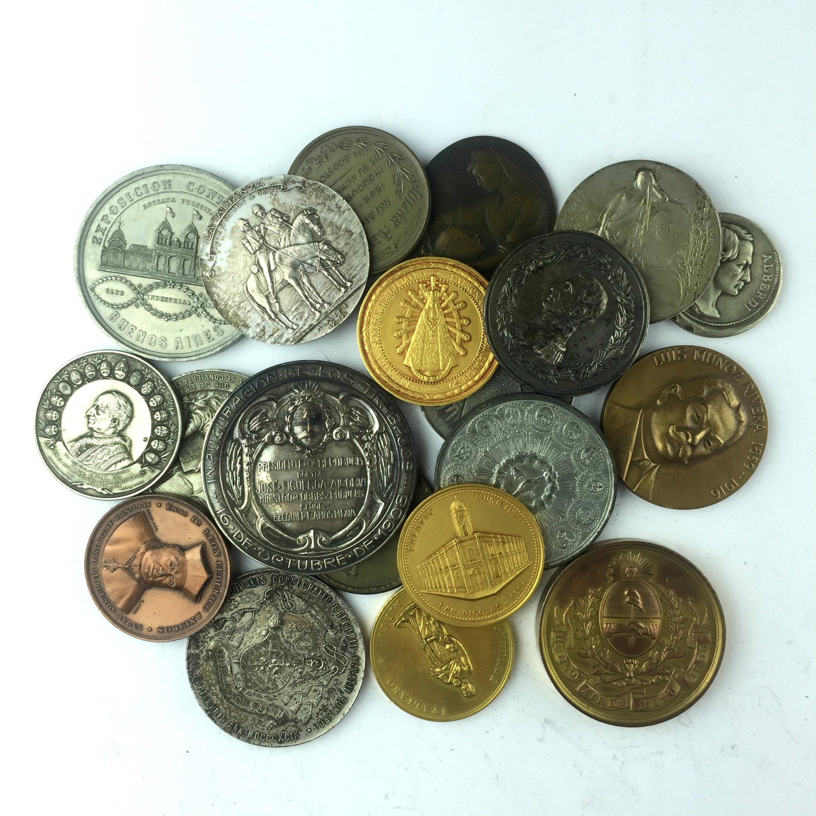 Twenty Argentinian medals.: Twenty Argentinian medals.
