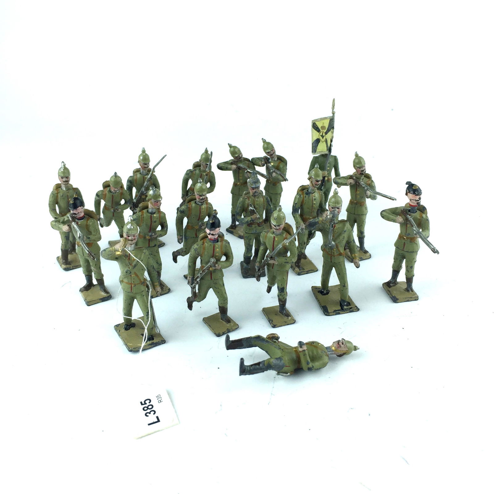 Eighteen Heyde tin toy soldiers. German infantry WWI. (1 of 1)