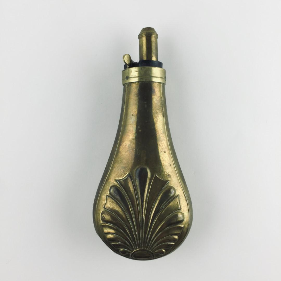Gun powder container: Bronze gun powder container with dosing spout. Length 19 cm. Polvorera en bronce con pico dosificador. Largo 19 cm.