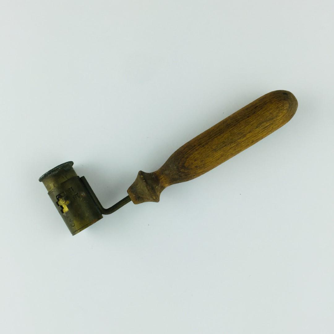 Measuring instrument for gunpowder refill: Measuring instrument for gunpowder refill, in bronze, with wooden handle. Medida para recarga de pólvora, en bronce, con cabo en madera.