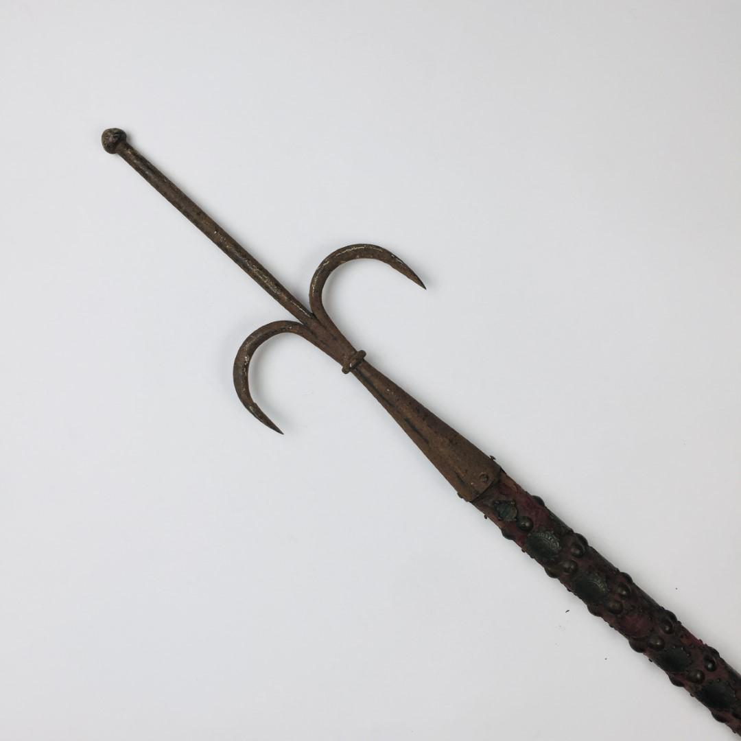 Antique nautical pole: Antique nautical pole in wrought iron, with a wooden shaft lined with cloth and decorated with coloured stones and old copper coins from the 17th, 18th and 19th centuries. With damages. Length 168 cm.