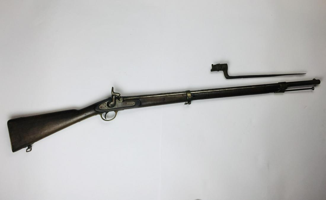Rifle: Minié loading rifle with front loading system, "avancarga sistema de percusión". Plate marked "Dresse Ansion Laloux and Cie a Liege". Brass clamps and guards. With three-sided blade bucket bayonet. 
