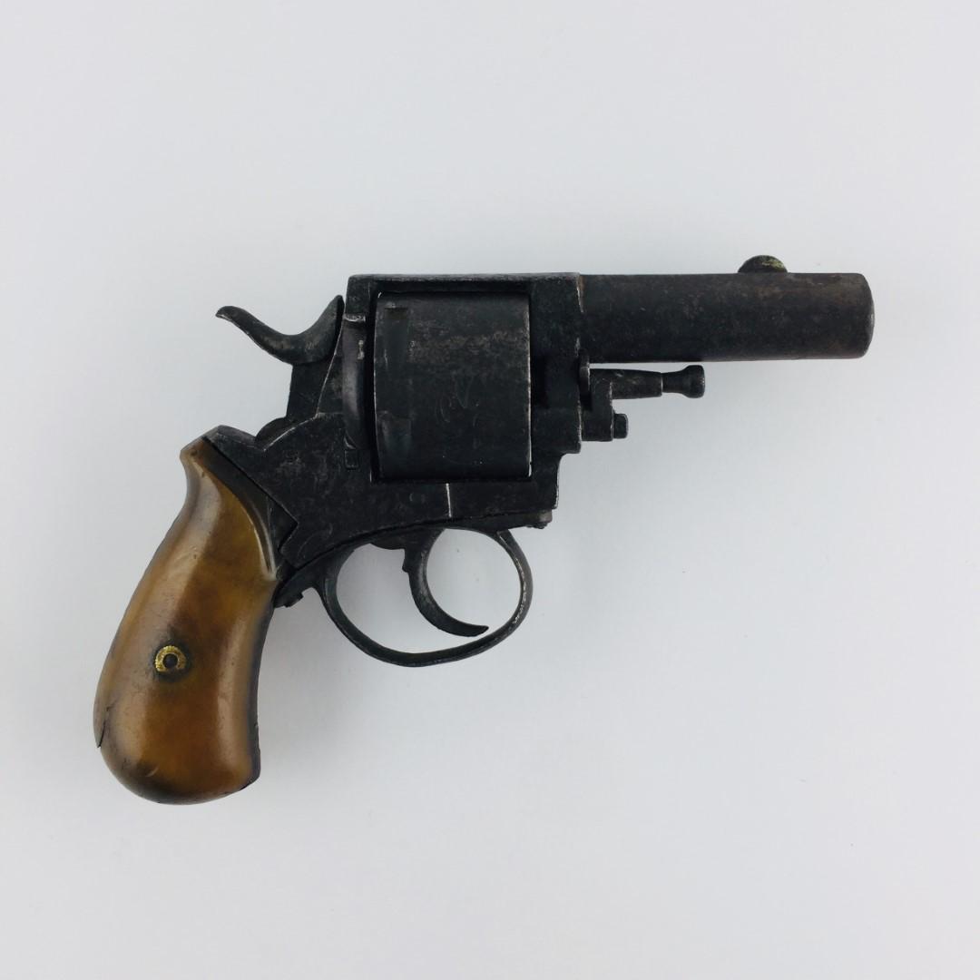 Revolver: Belgian British Bulldog revolver. Chiselled "arabesques and leaves". Grips in brown bakelite. Working. PLEASE CONTACT US BEFORE BIDDING ON A FIREARM SO THAT WE CAN ESTABLISH ITS SHIPPING COST. ONLY PA