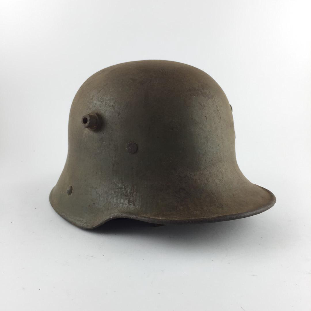 Helmet: German helmet, model 1916 in green painted iron. Complete interior. With inscription "BF62" stamped on the iron. Casco alemán modelo 1916 en hierro pintado color verde. Interior completo. Con ins