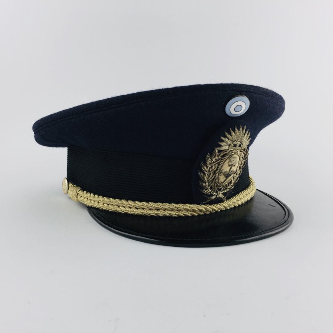 Cap: Argentine flat cap in blue cloth with embroidered front insignia and enameled badge Gorra argentina tipo plato en paño color azul con insignia frontal bordada y escarapela esmaltada