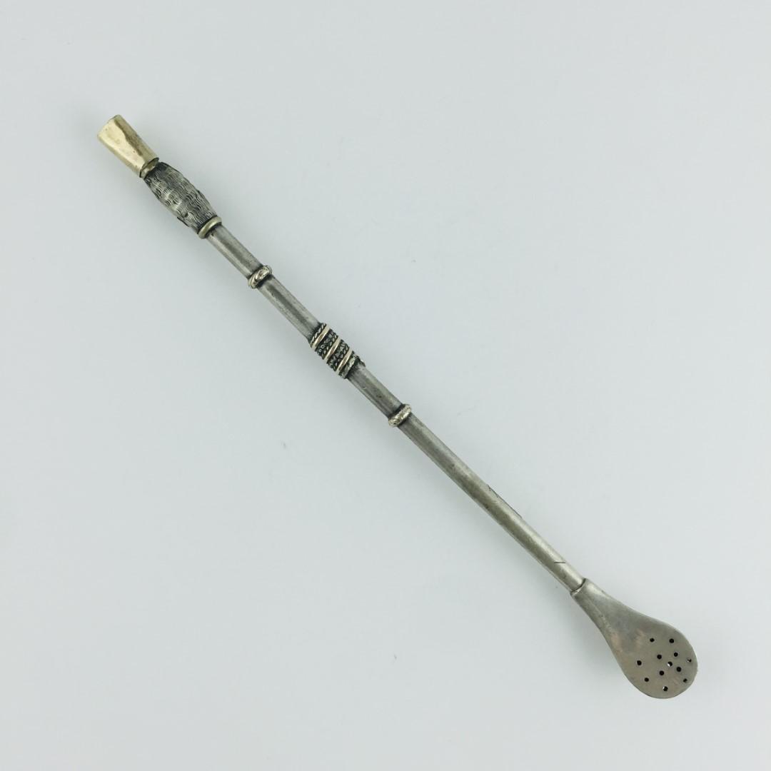 Bombilla: Silver and gold "bombilla", sculpted "mythological fish head". Height 23.5 cm. Bombilla en plata y oro esculturada "cabeza de pez mitolÃ³gico". Alto 23.5 cm.