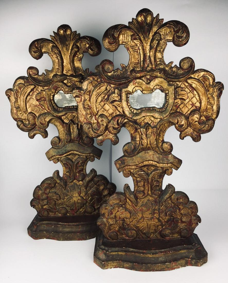 Religious carving: Pair of altar decorations from Alto Peru in carved and gilded wood, with a central mirror. 62 x 35 cm. Par de adornos de altar del Alto PerÃº en madera tallada y dorada, con espejo central. 62 x 35 