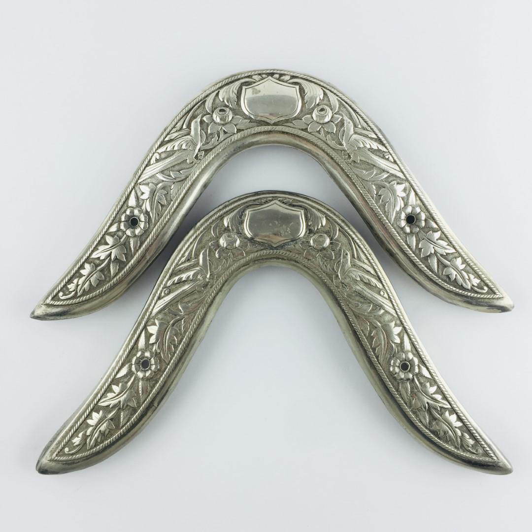 Metal saddle linings: Pair of "Sol" metal saddle linings by Broqua & Scholberg Montevideo, chiselled "leaves, flowers and birds". Par de cabezadas de recado en metal "Sol" de Broqua & Scholberg Montevideo, cincelados "hoja