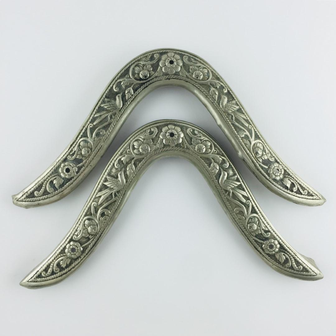 Metal saddle linings: Pair of "Sol" metal metal saddle linings by Broqua & Scholberg Montevideo, chiselled "leaves, flowers, and birds". Par de cabezadas de recado en metal "Sol" de Broqua & Scholberg Montevideo, cincelado