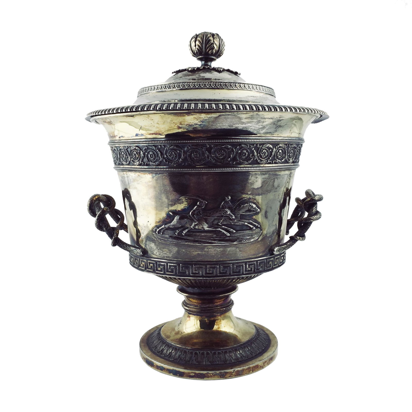 Ciborium with lid in English vermeil silver: Ciborium with lid in English vermeil silver from London, year 1809, with Benjamin & James Smith maker's mark, decorated with Greek guard, two floral guards and central scene "horse race". Sculpted sid