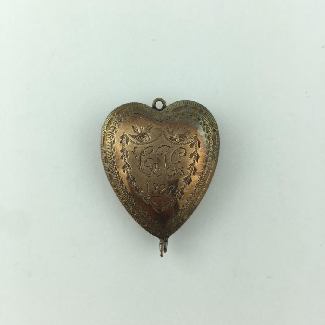 Red gold locket (1 of 1)
