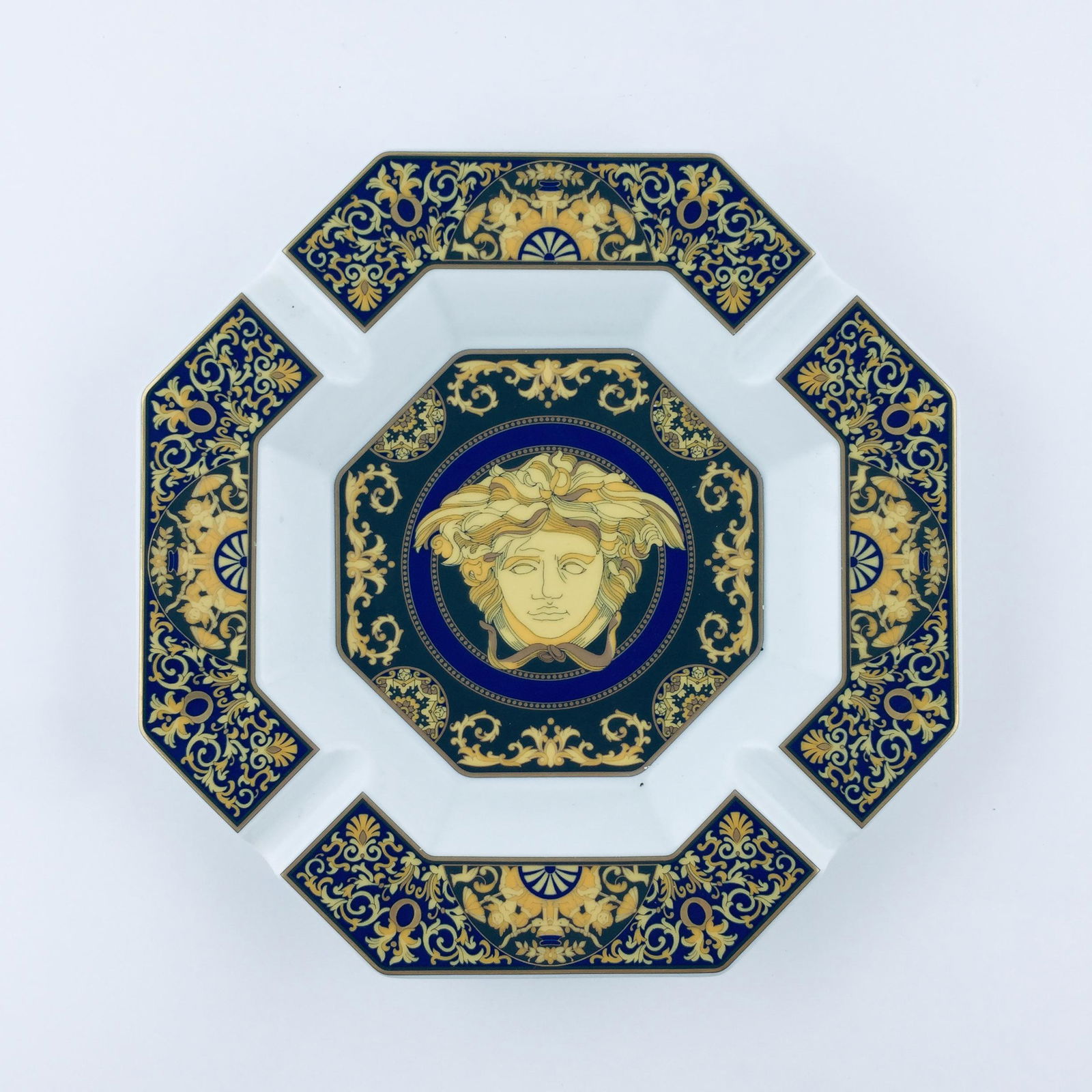 Rosenthal Porcelain Ashtray: Hexagonal ashtray in German Rosenthal porcelain, designed by Versace, model ""Medusa Blue"". Diameter 25 cm.Cenicero hexagonal en porcelana alemana Rosenthal, diseñado por Versace, modelo ""Medus