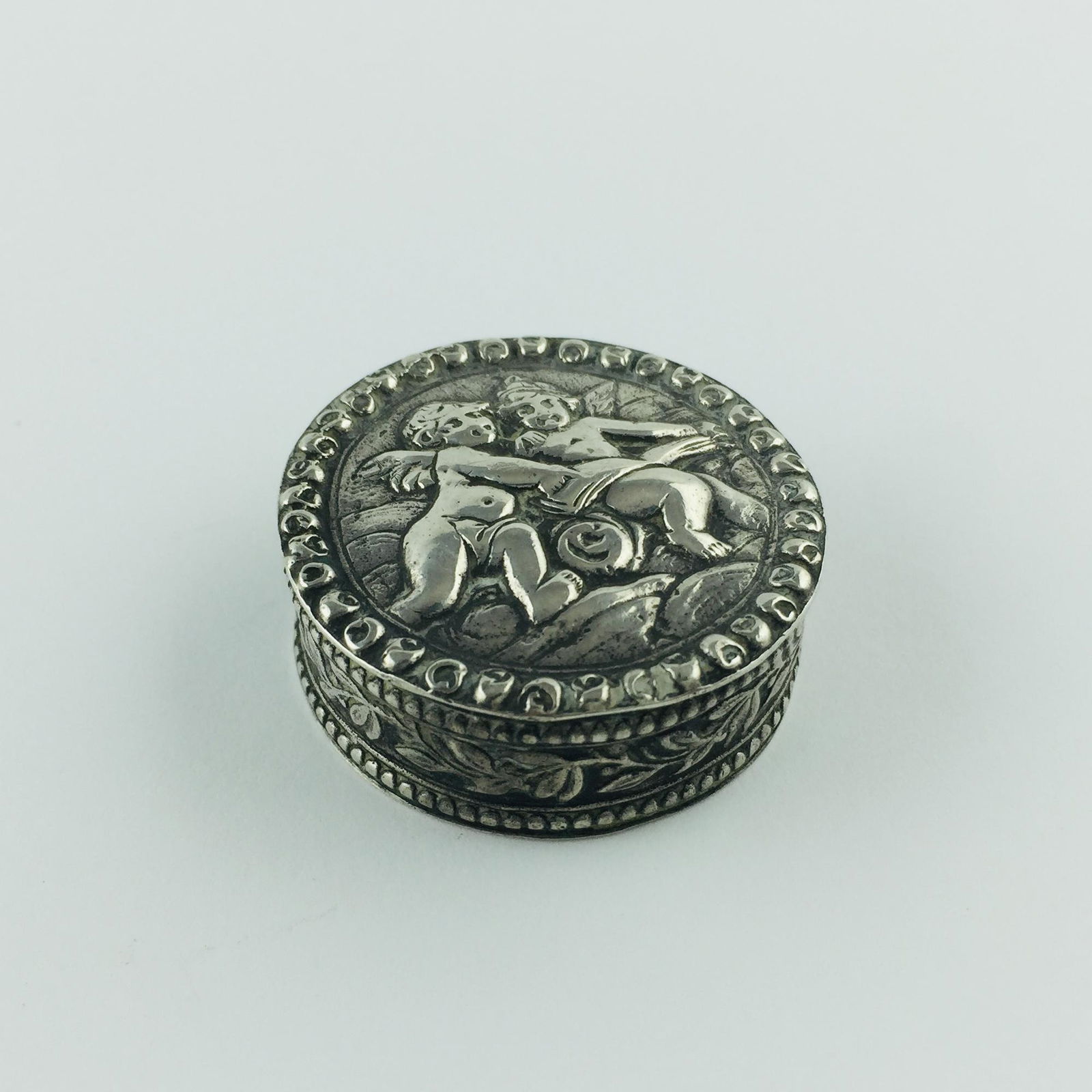 German round pillbox in 800 silver (1 of 1)