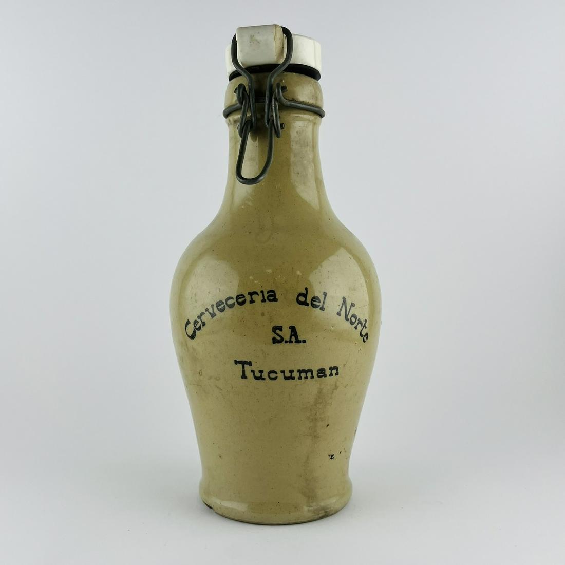 Argentinian stoneware bottle: Argentinian beer bottle in stoneware."Cervecería del Norte. S.A. Tucumán." With porcelain and wire stopper. Stamped mark in black. Stamped seal of the manufacturer Bourne, Denby. Height 26 c