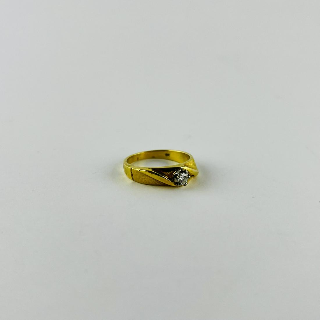 18 K gold ring with diamonds (1 of 2)