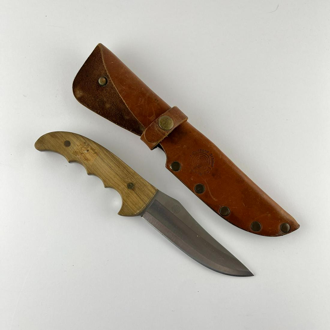 Victorinox knife: Victorinox knife model Survival Outdoor School Design. Smooth wood handles with bronze rivets. Sheath in brown sole, original. Total length 26 cm.