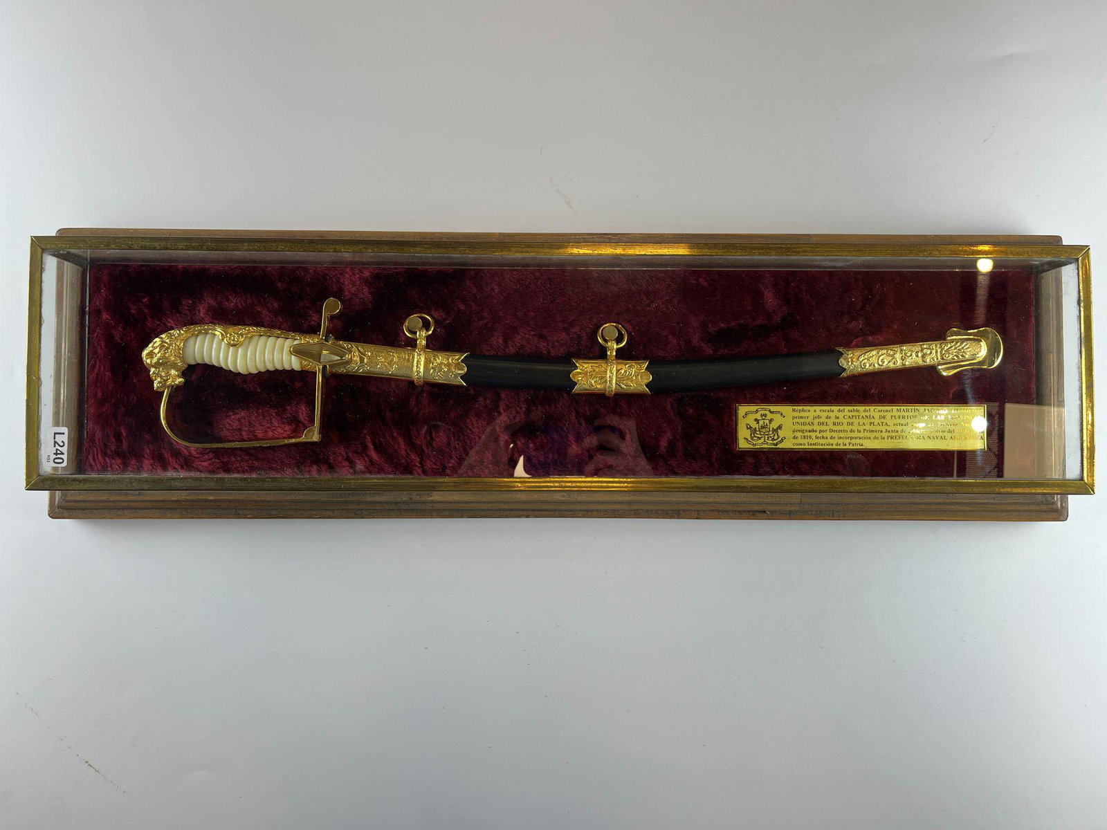 Argentinian sabre reproduction: Reproduction to scale of the Argentinean sabre of Col. Martin Jaocobo Thompson. Length 64 cm. Presented in bronze, glass and wood showcase.