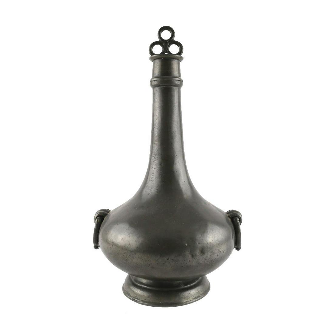 Pewter flask: Flask in smooth pewter with side clamps and screw cap. Height 25 cm.