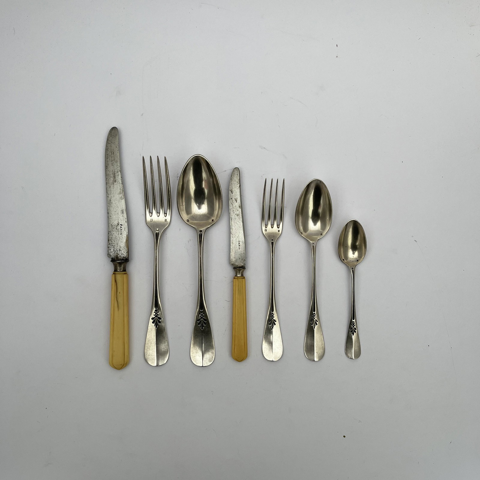 Set of cutlery belonging to Ramón Artagaveytia Gómez: Set of cutlery belonging to the Uruguayan passenger shipwrecked in the sinking of the RMS Titanic, Ramón Artagaveytia Gómez (1840-1912), in chiselled silver metal "leaves" and engraved w