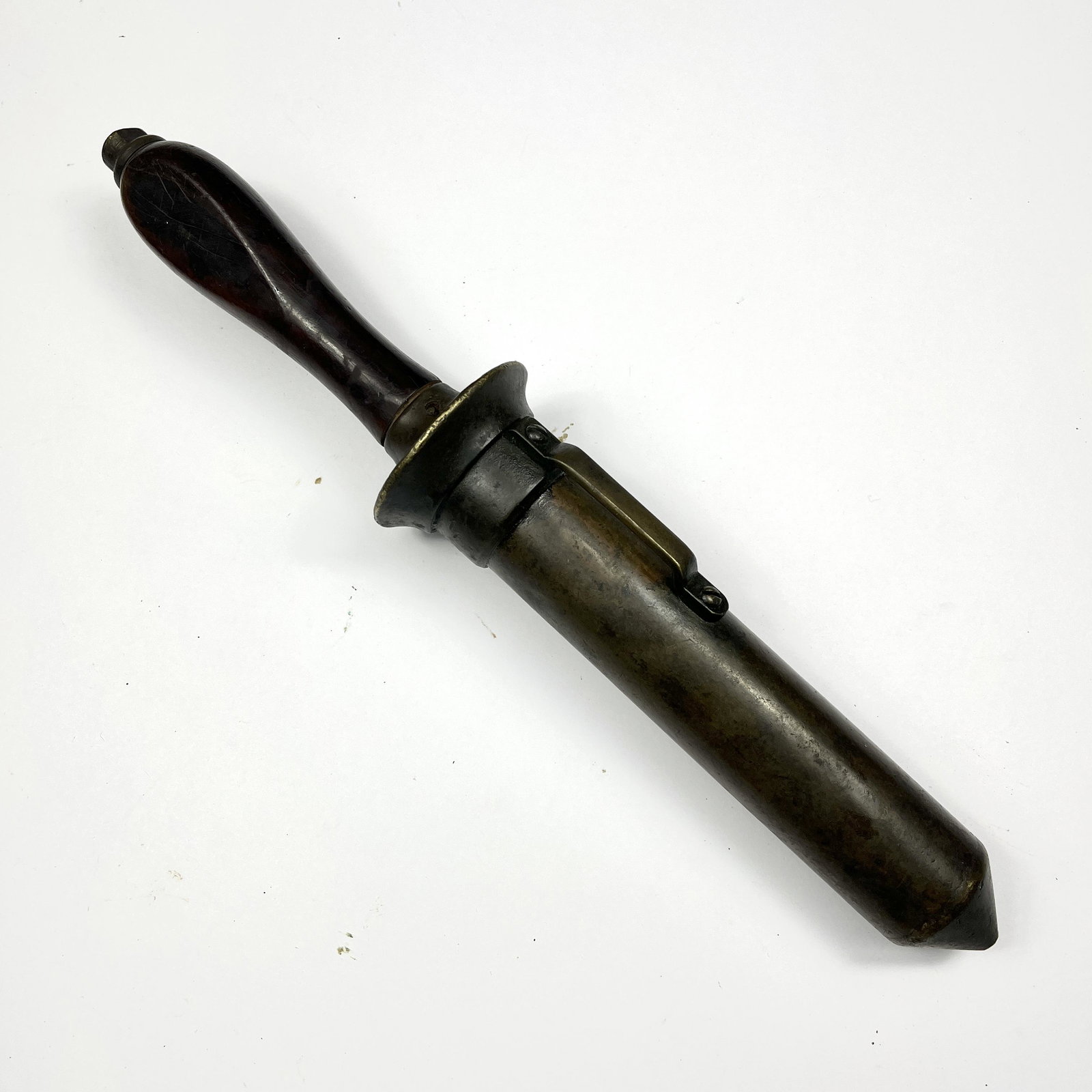 Diver's knife: Diver's knife c. 1900. Blade with serraton spine. Handle in wood, fissure. Cylindrical bronze scabbard, with thread to join blade and scabbard. Length 23 cm.Cuchillo de buzo c. 1900. Hoja con lomo ase