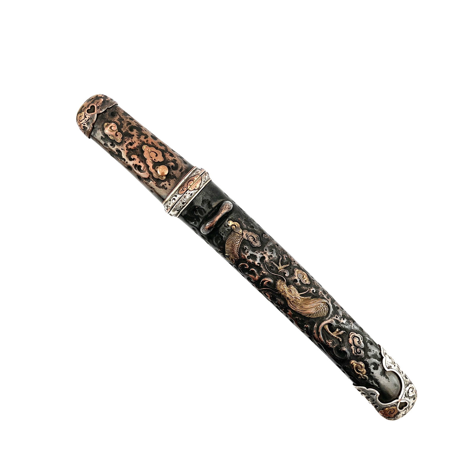 Japanese tanto: Japanese tanto with blued and chiselled copper handle and scabbard "dragon and clouds". Silver ferrule and chape. Total length 26.5 cm.Tanto japonés con cabo y vaina en cobre pavonado y cincela