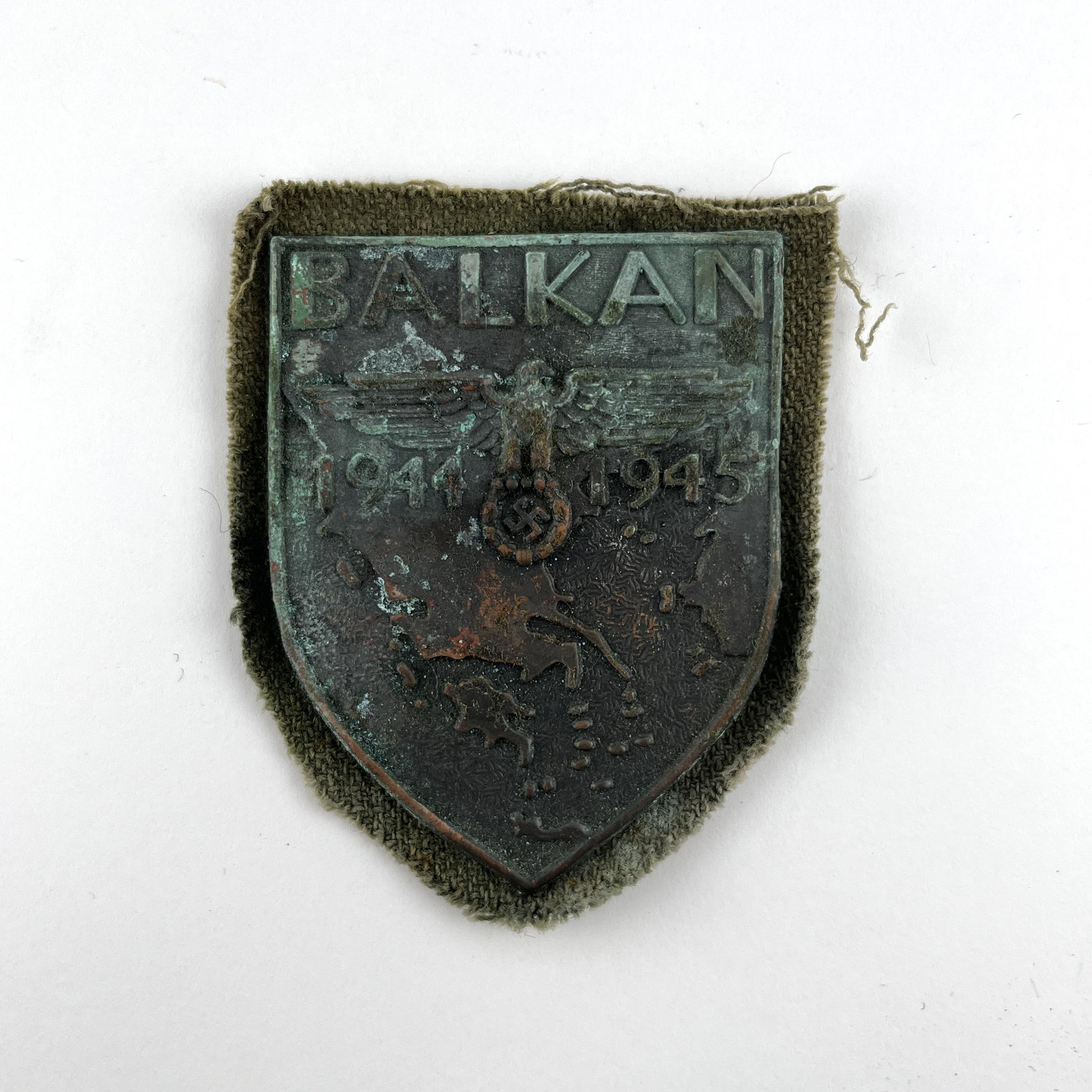 German 1943 insignia: German insignia in stamped copper. "Balkan. 1944-1945." 75 x 57 mm.Insignia alemana en cobre estampado. "Balkan. 1944-1945." 75 x 57 mm.