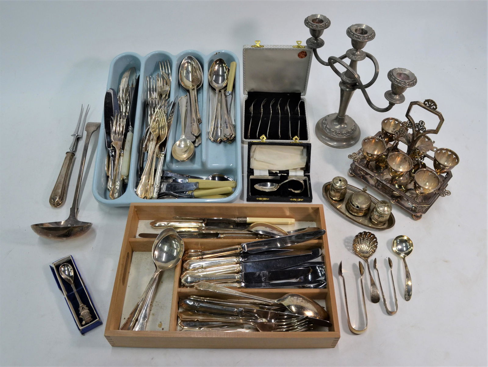 Victorian electroplated egg-cup cruet and flatware etc.: A Victorian electroplated egg-cup cruet with foliate trefoil decoration, to/w a quantity of epns Dubarry pattern flatware, etc. (box)