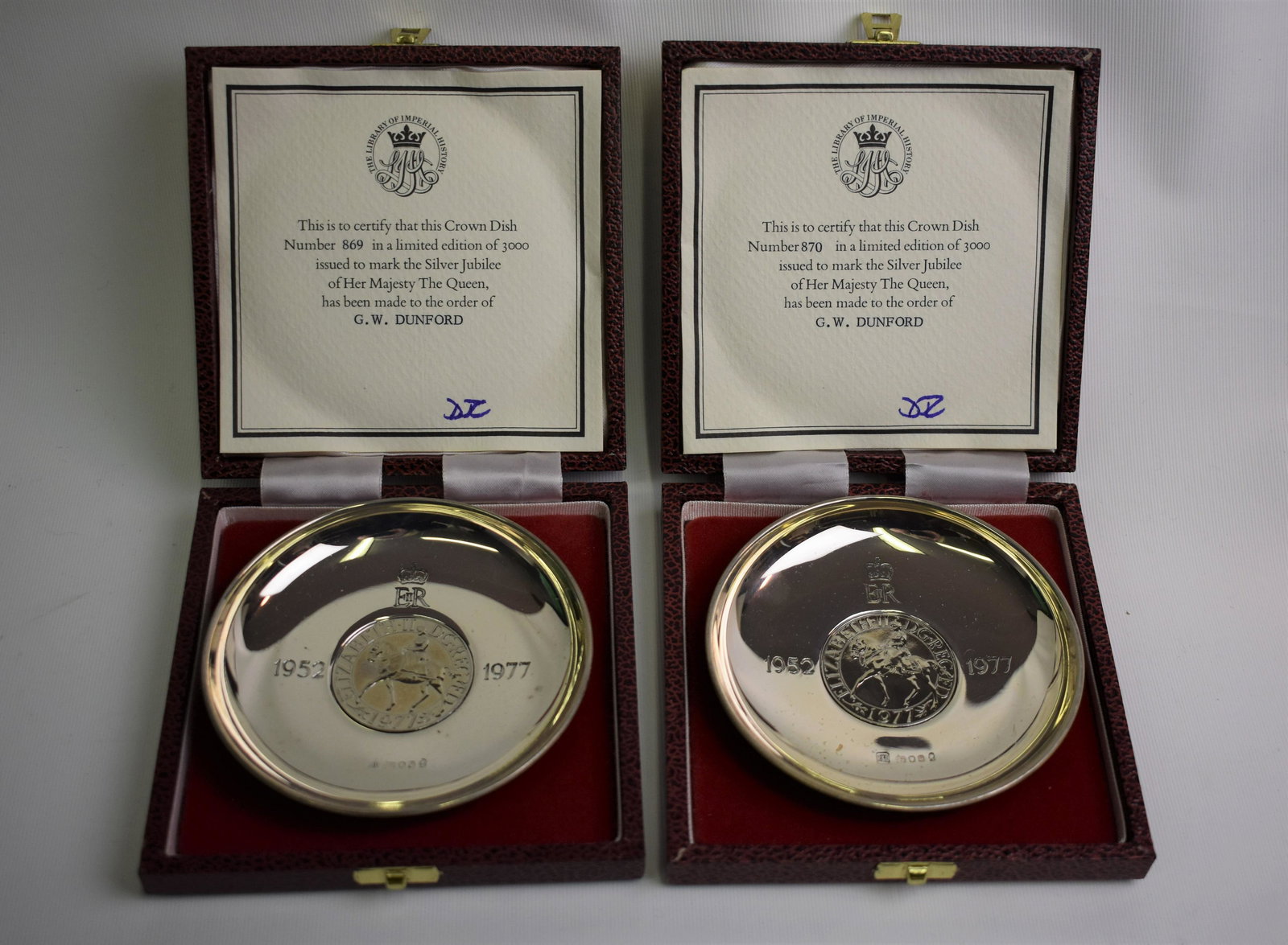 A cased silver commemorative plate Queen Mother 75th: A cased silver commemorative plate Queen Mother 75th birthday, London 1975, 12.7 oz, 23 cm diameter, limited edition 3L/750, to/w two cased 1977 Jubilee dishes set with crowns, 869 and 870/3000 and a