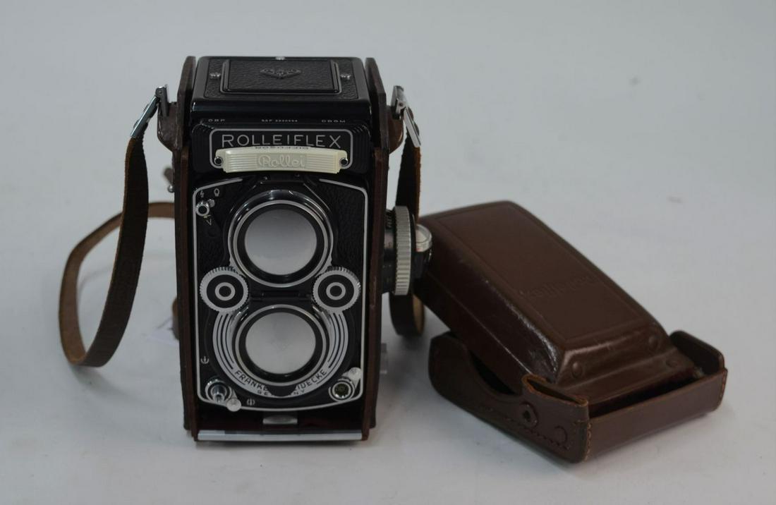 A vintage Rolleiflex Model 2 / K4E DBP DBGM twin lens: A vintage Rolleiflex Model 2 / K4E DBP DBGM twin lens reflex 120 film camera, Franke & Heidecke with Zeiss f.3.5 75 mm lens and twin cover, built in exposure meter and c/with leather case, serial no.