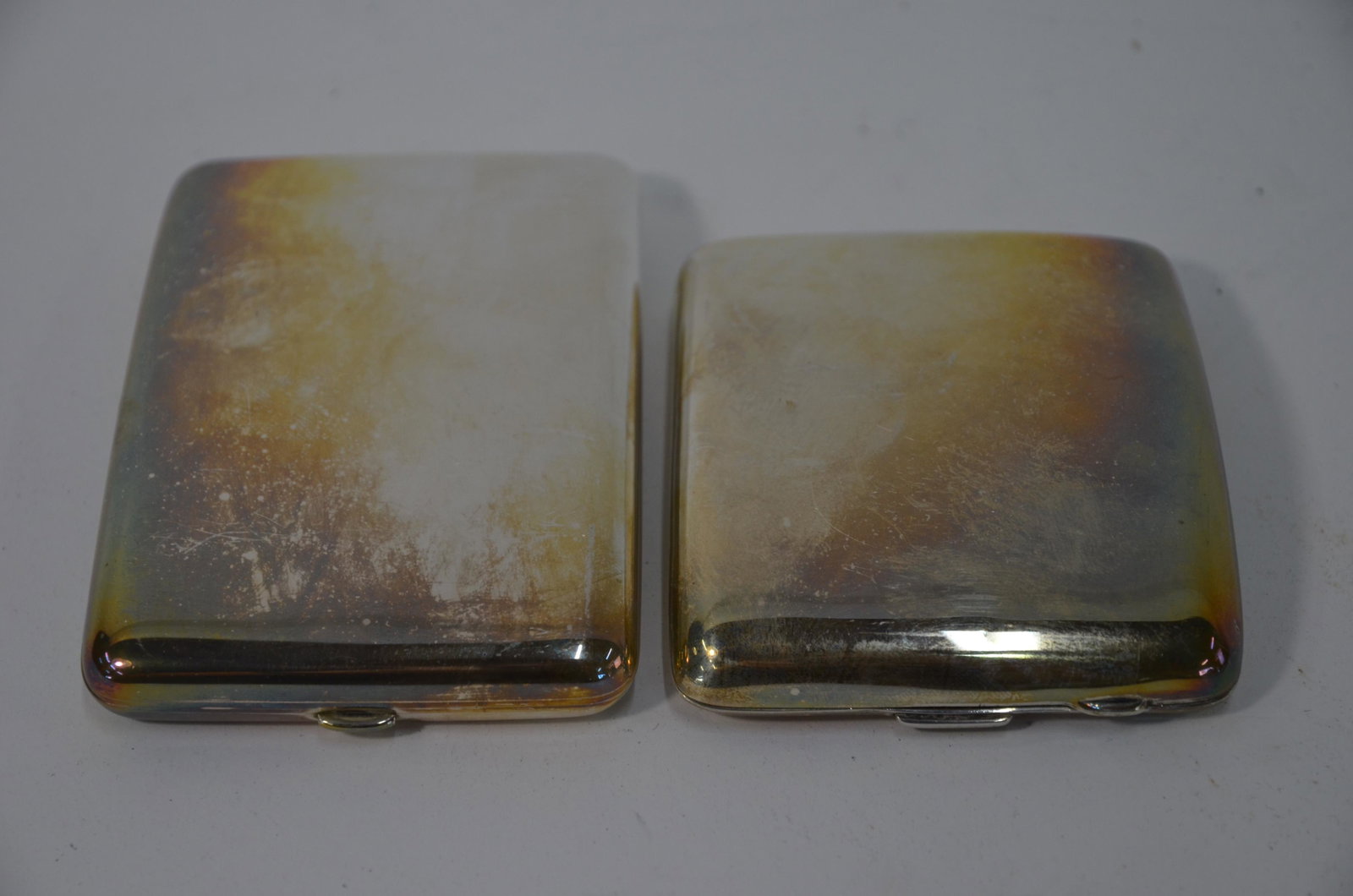 Two heavy quality silver hip-pocket cigarette cases: Two heavy quality silver hip-pocket cigarette cases, Samson Morden & Co, London 1926 and Joseph Gloster Ltd, Birmingham 1923, 9.6oz total
