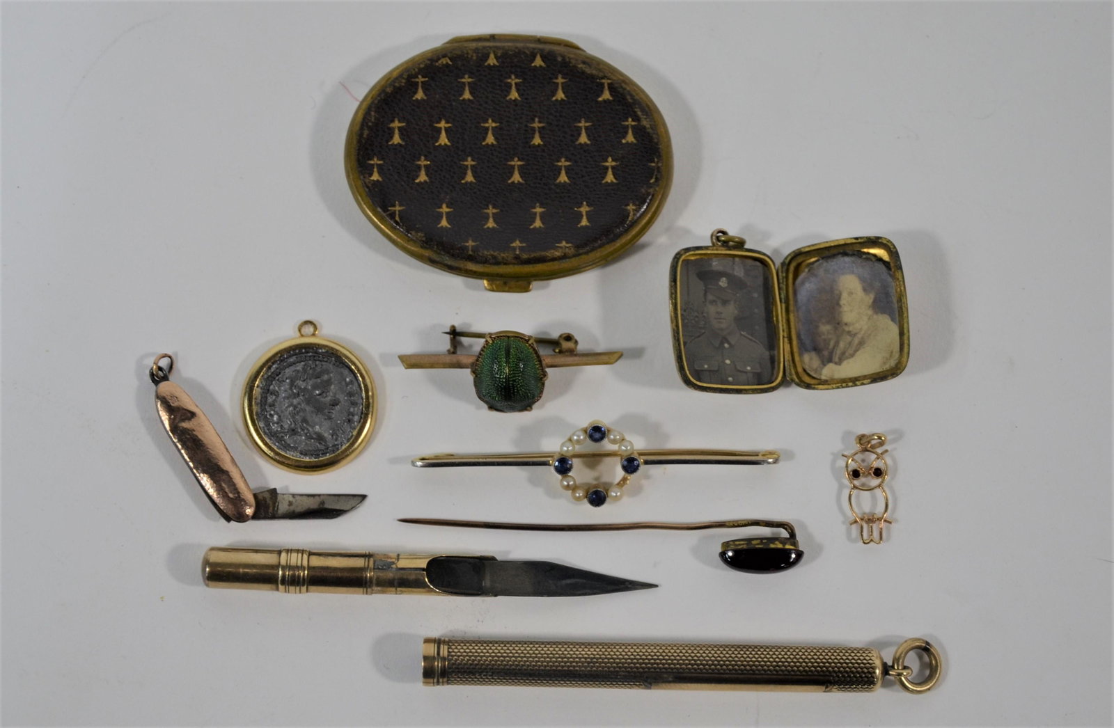 A collection of Victorian and later jewellery items: A collection of Victorian and later jewellery items including a S Mordan & Co dipping pen, oval leather sovereign purse, Egyptian scarab bar brooch, a 15ct yellow gold Edwardian seed pearl and blue sa