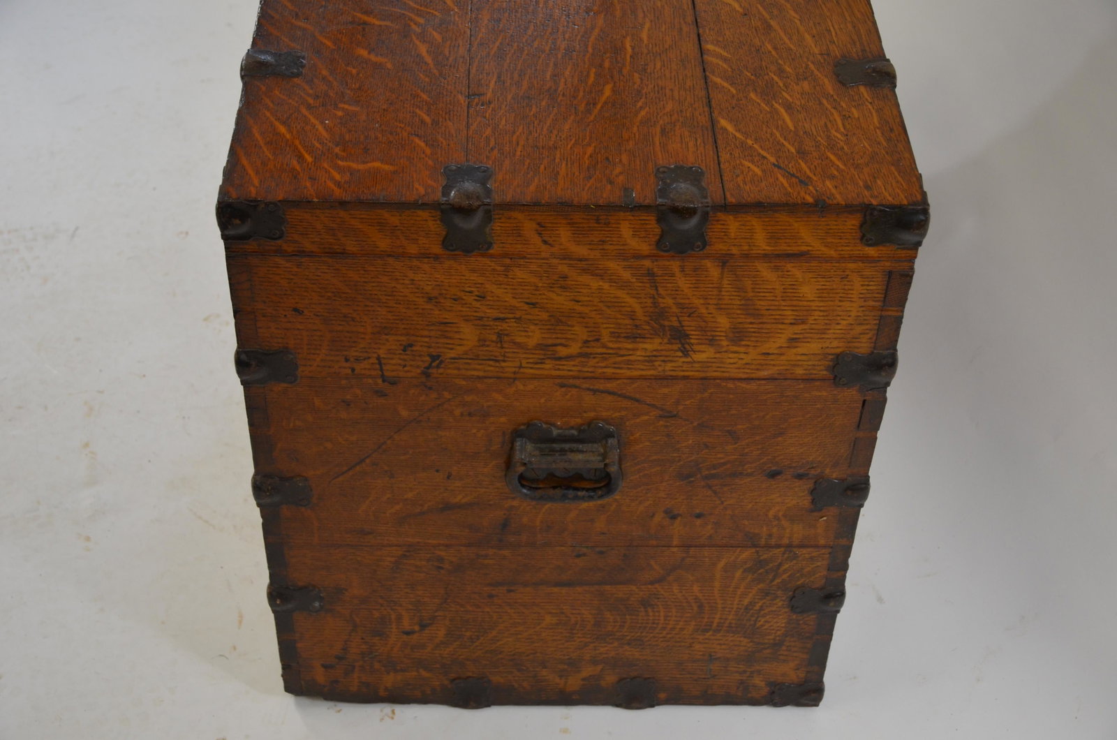An antique steel bound oak trunk and contents: An antique steel bound oak chest with fitted trays, c/w assorted workman's contents including woodworking tools, vintage lettering, etc 80 cm x 52 cm x 62 cm high