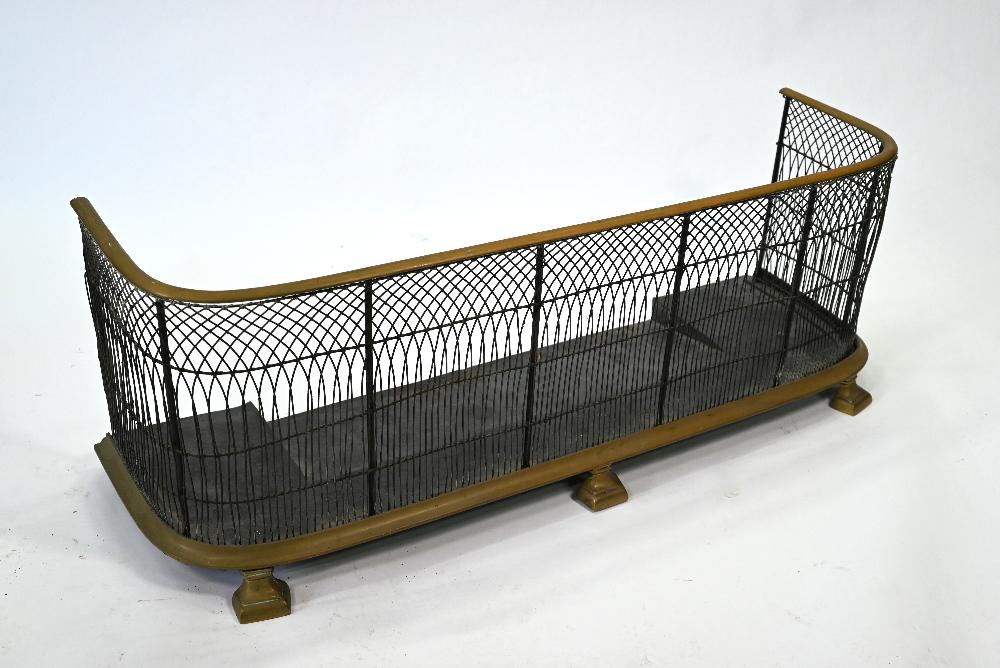 An antique brass and wire fireplace fender: An antique brass and wire fireplace fender, 98 cm wide x 26 x 35 cm high