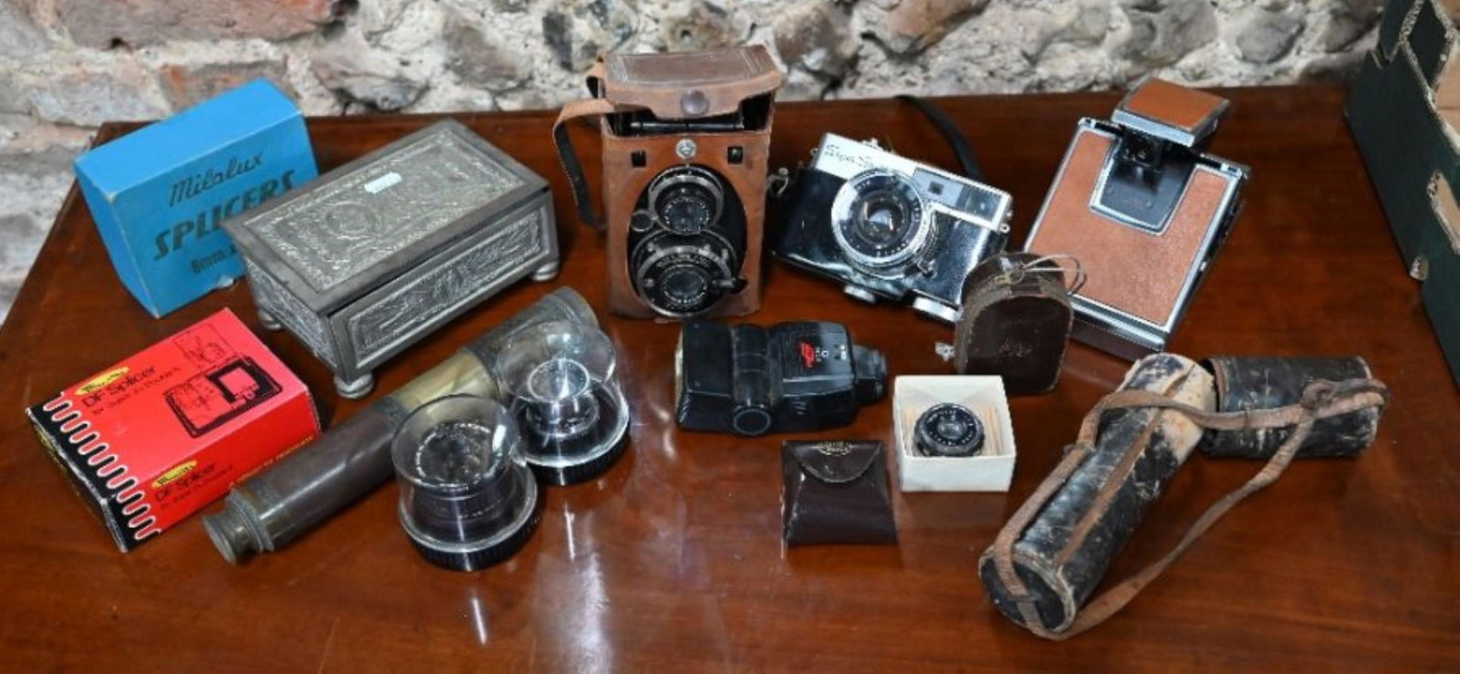 A Voigtlander 'Superb' Compur twin-lens reflex camera, (1 of 3)