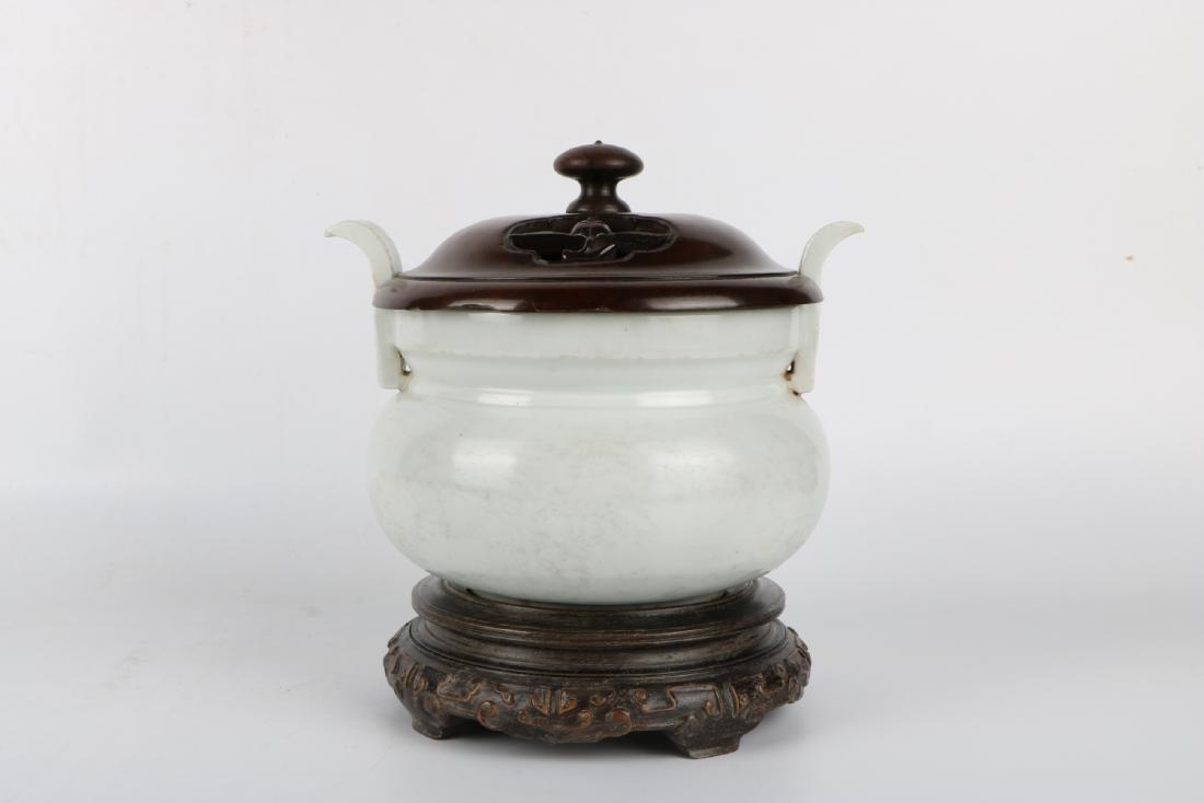 White porcelain incenser burner: Height 9cm, diameter 16. Total height 17cm